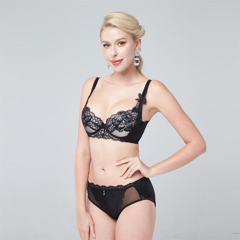 【思薇爾】花都夢蝶系列M-XXL蕾絲刺繡無痕中腰三角女內褲(黑色)
