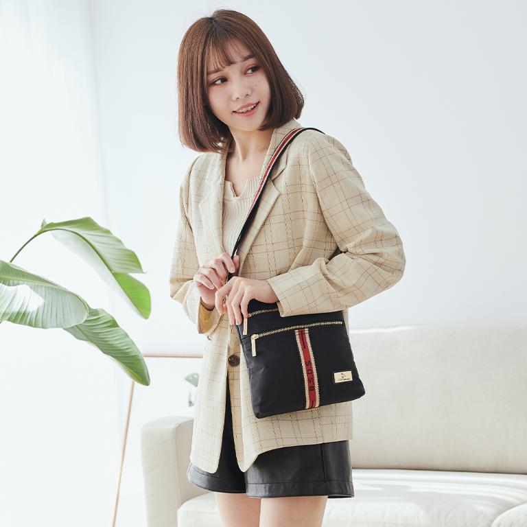 B.S.D.S冰山袋鼠 - 非常莓好 - 織帶拼接直式輕量斜背包 - 紅磚黑【8008-KR】