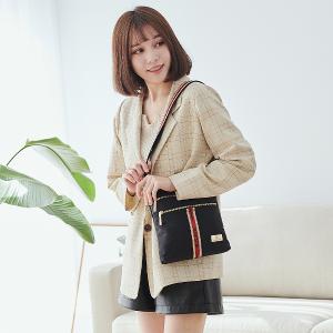 B.S.D.S冰山袋鼠 - 非常莓好 - 織帶拼接直式輕量斜背包 - 紅磚黑【8008-KR】