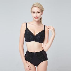 【思薇爾】挺玩美系列B-F罩無鋼圈調整型蕾絲集中包覆塑身女內衣(黑色)