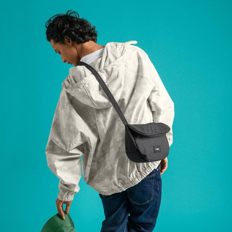 Pacsafe Go 隨行防盜可擴充斜背包 4.5L-杉綠色