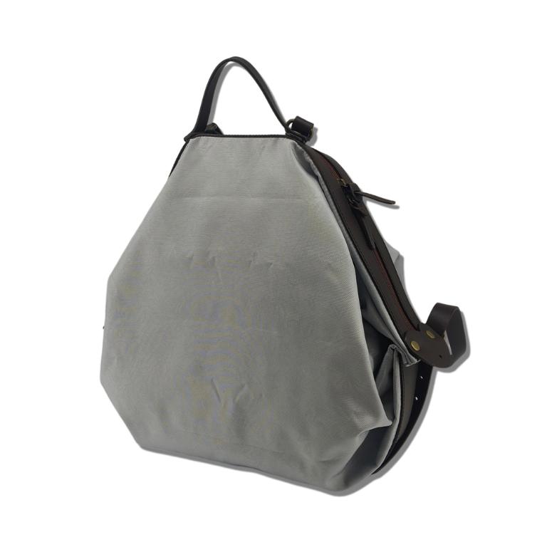 『絕版限量款』POPCORNGREEN折疊三用後背包(Ｍ)印花星鑽銀／贈送(顏色隨機)：POPCORNGREEN藝術聯名氣球狗擺飾(Ｓ)