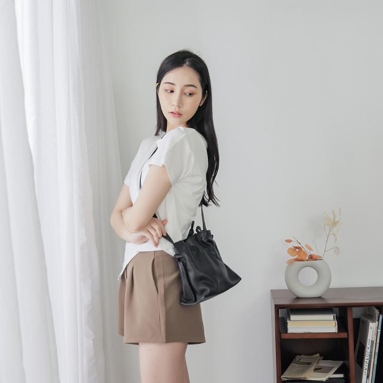 supportingrole 率性簡約 打褶水桶包側背包 黑