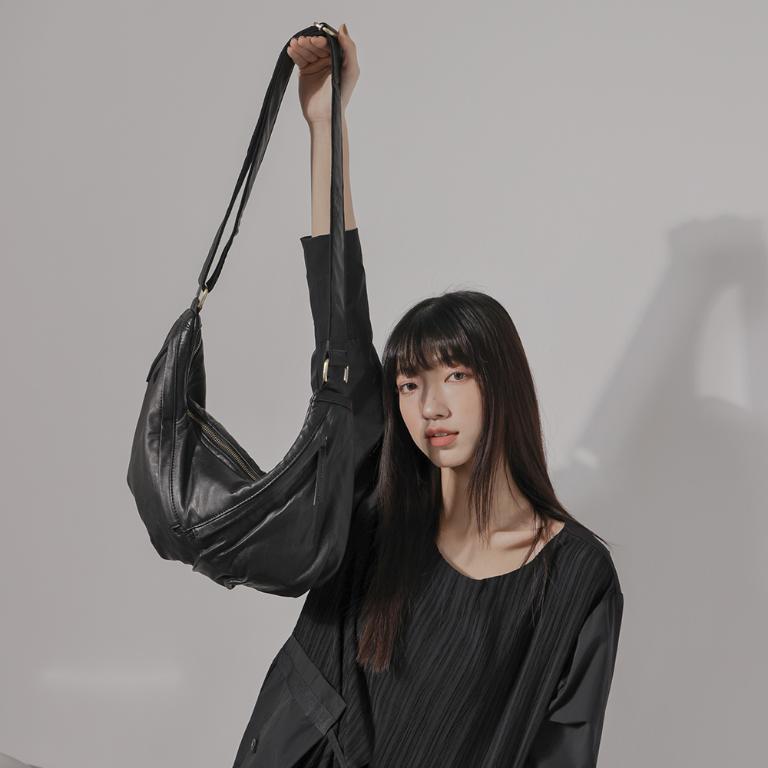 supportingrole 率性金屬真皮斜肩背包側背包 黑