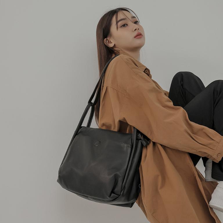 supportingrole 馬鞍設計簡單實用肩背隨身包側背包 黑