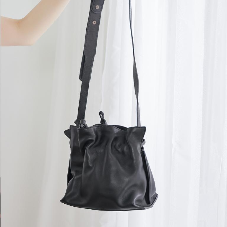 supportingrole 率性簡約 打褶水桶包側背包 黑