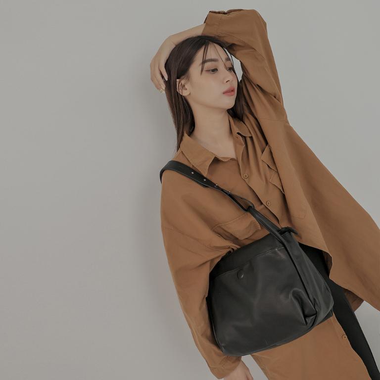 supportingrole 馬鞍設計簡單實用肩背隨身包側背包 黑