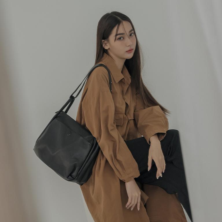 supportingrole 馬鞍設計簡單實用肩背隨身包側背包 黑