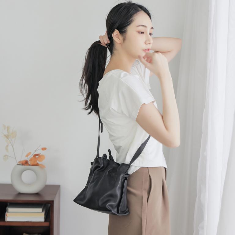 supportingrole 率性簡約 打褶水桶包側背包 黑
