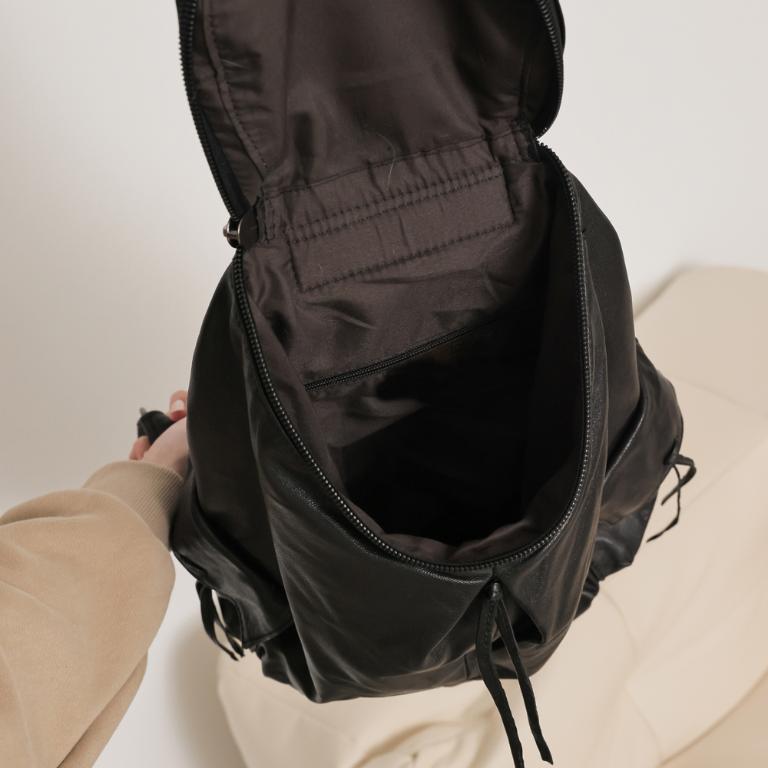 supportingrole 輕量羊皮多口袋分層後背包 黑