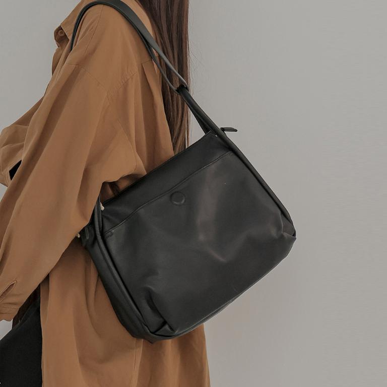 supportingrole 馬鞍設計簡單實用肩背隨身包側背包 黑