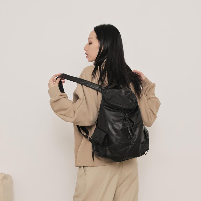 supportingrole 輕量羊皮多口袋分層後背包 黑
