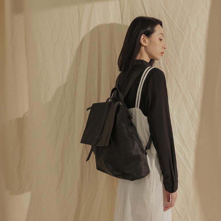 supportingrole 率性簡單多分層方形真皮後背包 黑