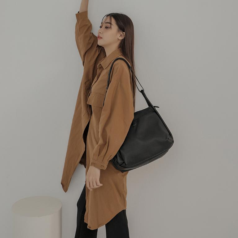 supportingrole 馬鞍設計簡單實用肩背隨身包側背包 黑