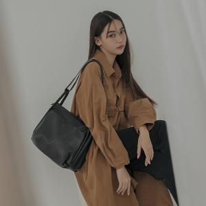 supportingrole 馬鞍設計簡單實用肩背隨身包側背包 黑