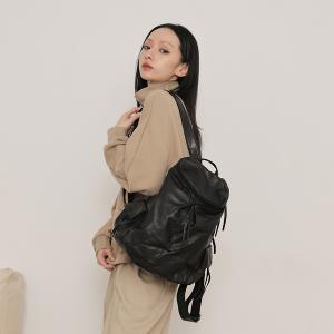 supportingrole 輕量羊皮多口袋分層後背包 黑