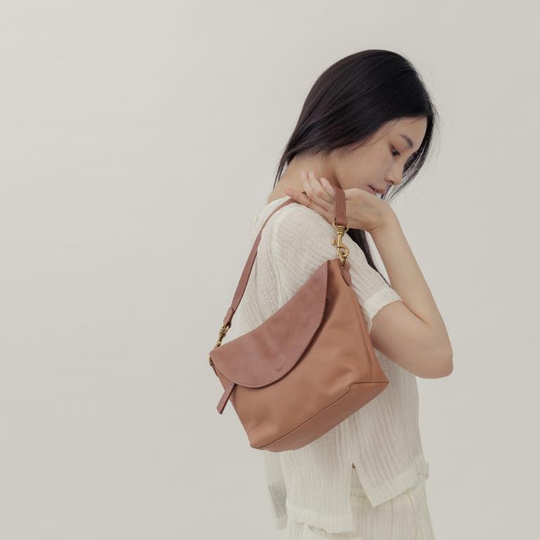 supportingrole 法式慵懶垂墜時髦真皮手提肩斜背3用包 焦糖