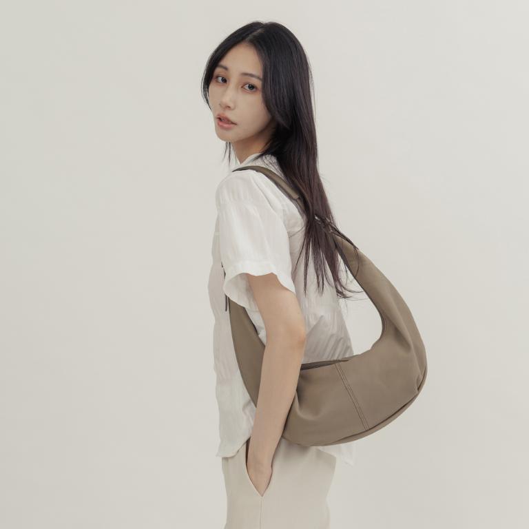 supportingrole 月牙垂墜慵懶時髦真皮手提肩斜背3用包 卡其綠