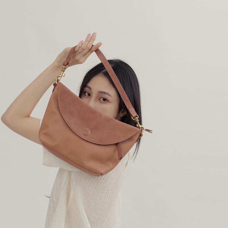 supportingrole 法式慵懶垂墜時髦真皮手提肩斜背3用包 焦糖