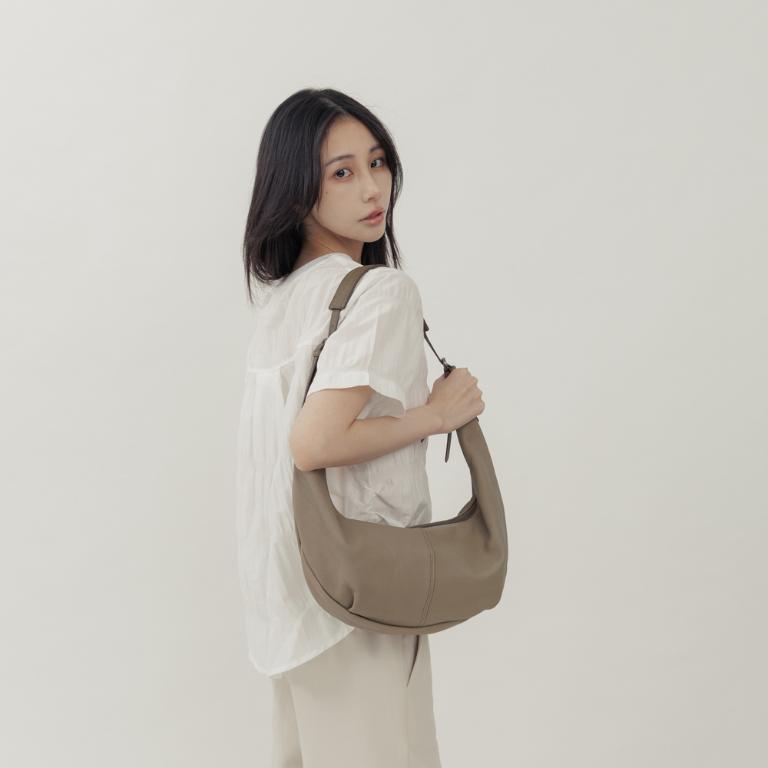 supportingrole 月牙垂墜慵懶時髦真皮手提肩斜背3用包 卡其綠