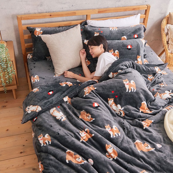 【DUYAN 竹漾】法蘭絨雙人四件式床包兩用毯被組 / 調皮小柴