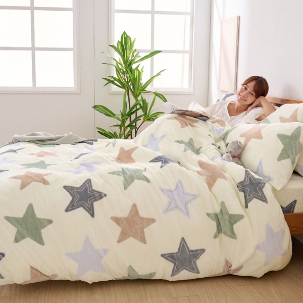 【DUYAN 竹漾】法蘭絨雙人四件式床包兩用毯被組 / 彩光初星