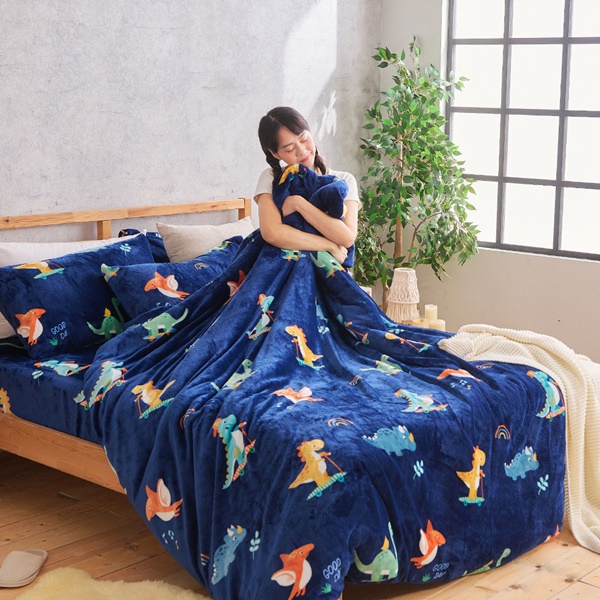 【DUYAN 竹漾】法蘭絨雙人四件式床包兩用毯被組 / 恐龍小嗶