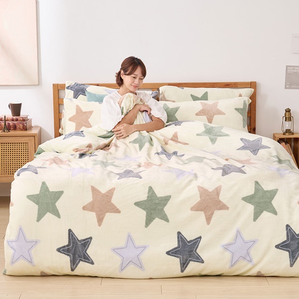 【DUYAN 竹漾】法蘭絨雙人四件式床包兩用毯被組 / 彩光初星