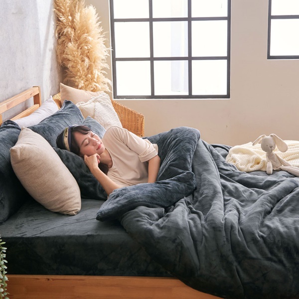 【DUYAN 竹漾】法蘭絨雙人四件式床包兩用毯被組 / 沉穩灰