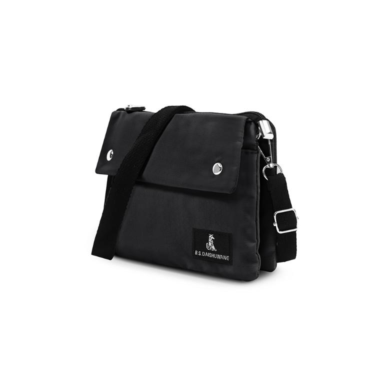 B.S.D.S冰山袋鼠 - 悠活詩集 - 格紋橫式三層斜背小包 - 黑色【S003K】