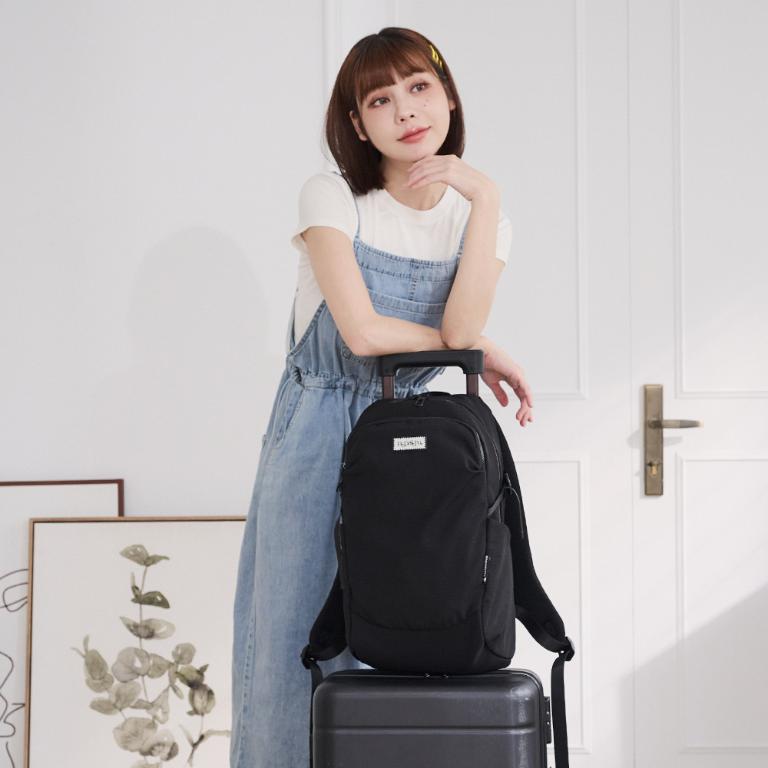 B.S.D.S冰山袋鼠 - 悠活詩集 - 格紋多口袋附插袋後背包 - 黑色【S-218K】