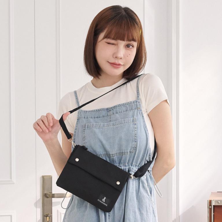 B.S.D.S冰山袋鼠 - 悠活詩集 - 格紋橫式三層斜背小包 - 黑色【S003K】