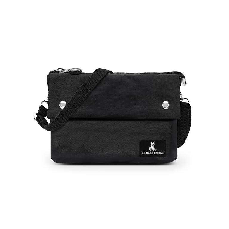 B.S.D.S冰山袋鼠 - 悠活詩集 - 格紋橫式三層斜背小包 - 黑色【S003K】