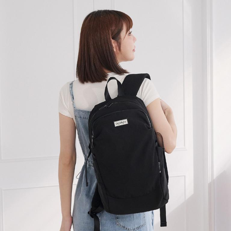 B.S.D.S冰山袋鼠 - 悠活詩集 - 格紋多口袋附插袋後背包 - 黑色【S-218K】