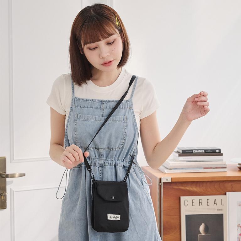 B.S.D.S冰山袋鼠 - 悠活詩集 - 格紋百變收納斜背小包 - 黑色【D-1395K】