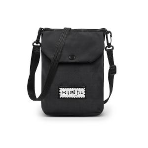 B.S.D.S冰山袋鼠 - 悠活詩集 - 格紋百變收納斜背小包 - 黑色【D-1395K】