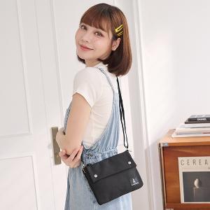 B.S.D.S冰山袋鼠 - 悠活詩集 - 格紋橫式三層斜背小包 - 黑色【S003K】