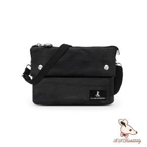 B.S.D.S冰山袋鼠 - 悠活詩集 - 格紋橫式三層斜背小包 - 黑色【S003K】