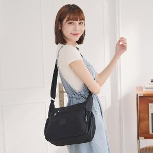 B.S.D.S冰山袋鼠 - 樂活遊記 - 格紋多層收納斜背包 - 黑色【S204K】