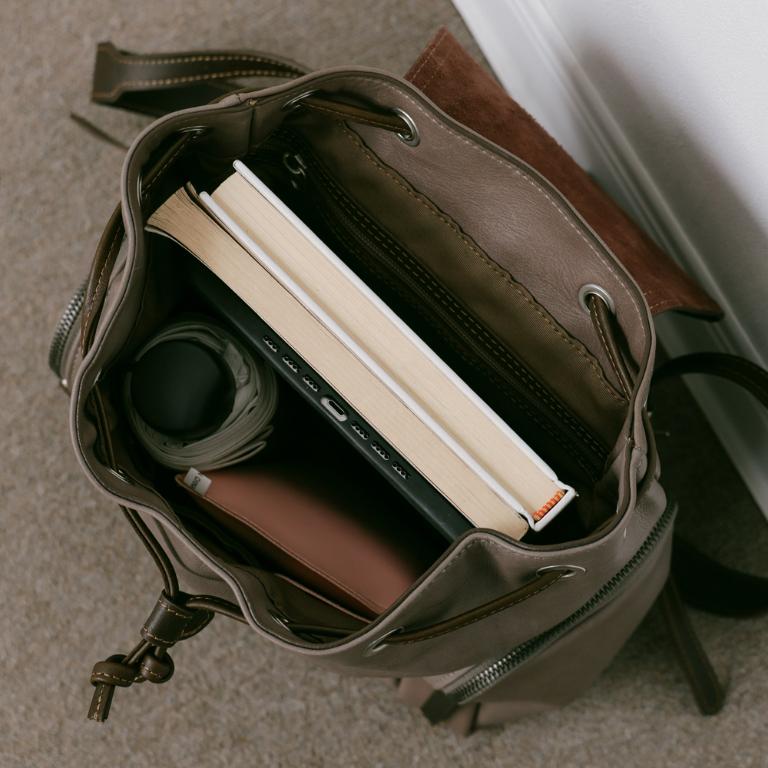 Supportingrole簡約時尚翻蓋真皮磁扣束口後背包 灰咖啡