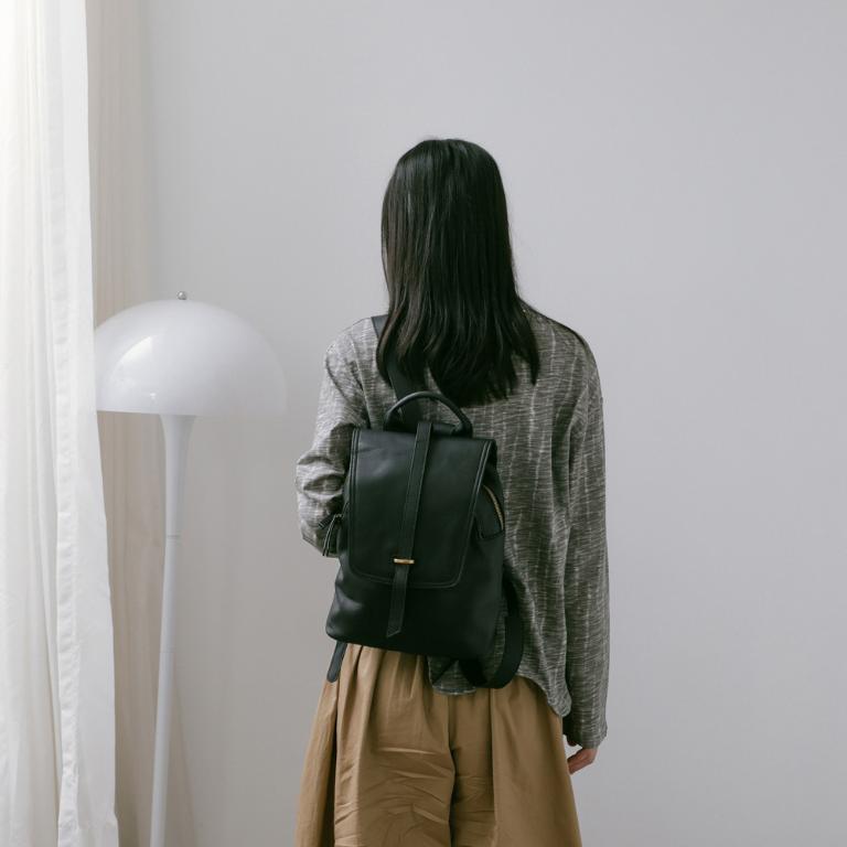 Supportingrole簡約百搭線條多隔層多口袋真皮後背包 黑