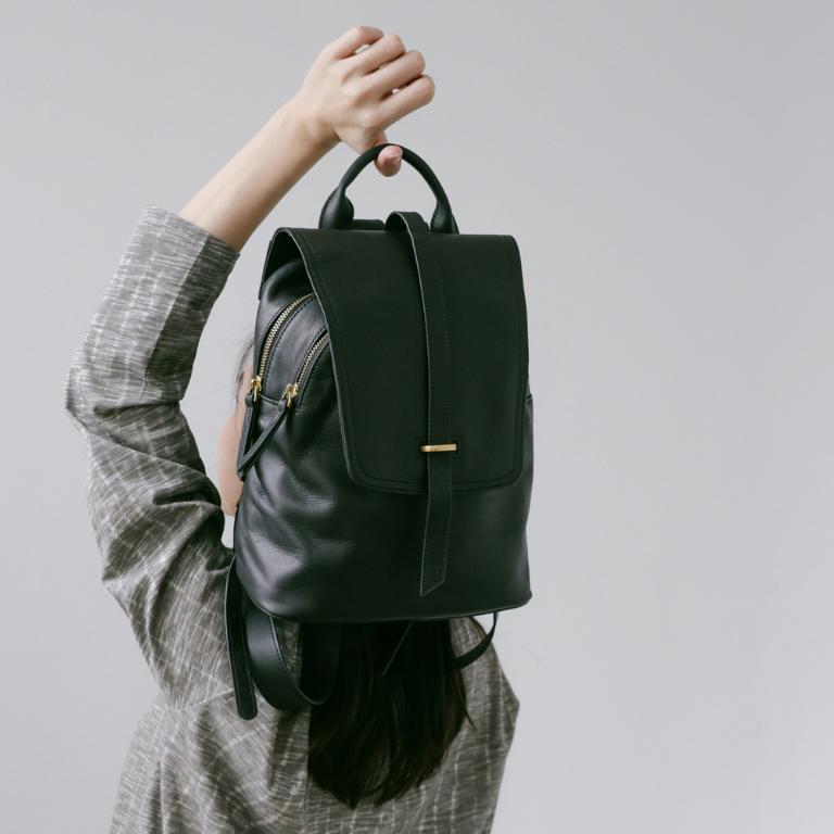 Supportingrole簡約百搭線條多隔層多口袋真皮後背包 黑