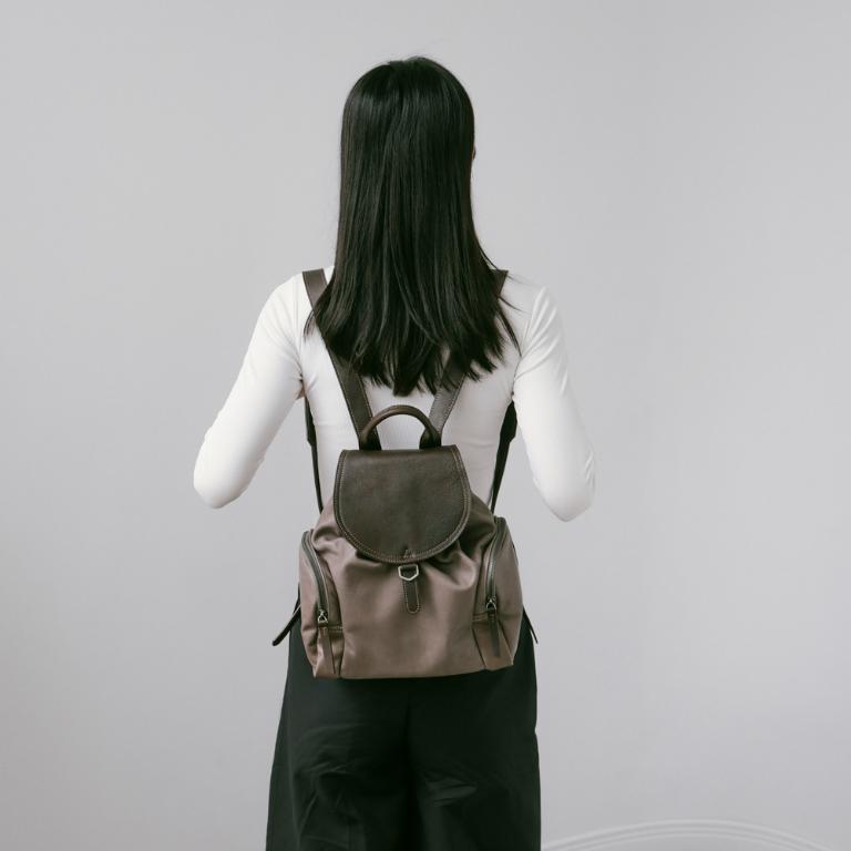 Supportingrole簡約時尚翻蓋真皮磁扣束口後背包 灰咖啡
