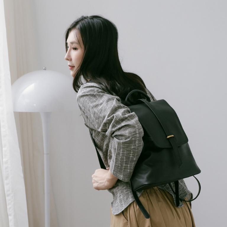 Supportingrole簡約百搭線條多隔層多口袋真皮後背包 黑