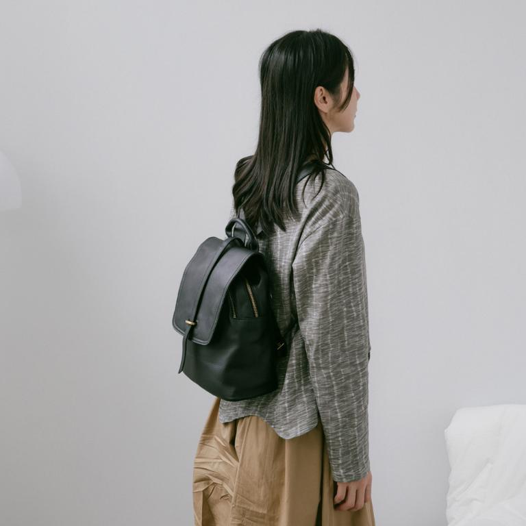 Supportingrole簡約百搭線條多隔層多口袋真皮後背包 黑