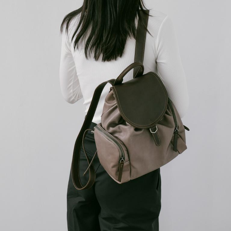 Supportingrole簡約時尚翻蓋真皮磁扣束口後背包 灰咖啡