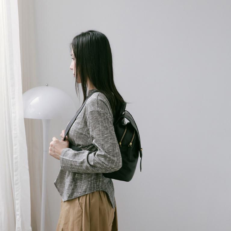 Supportingrole簡約百搭線條多隔層多口袋真皮後背包 黑