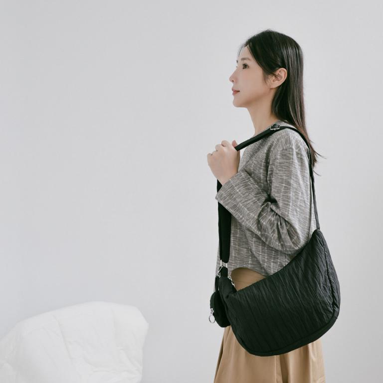 supportingrole簡約慵懶蓬鬆弧線多用斜肩背包 黑