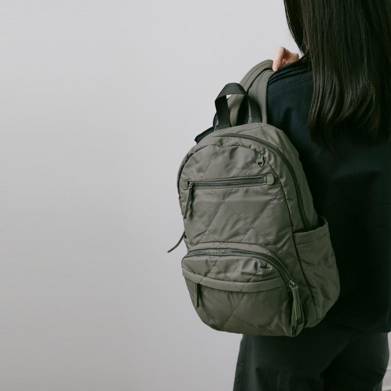 supportingrole簡約形塑俐落線條澎軟多用後背包 質感霧綠