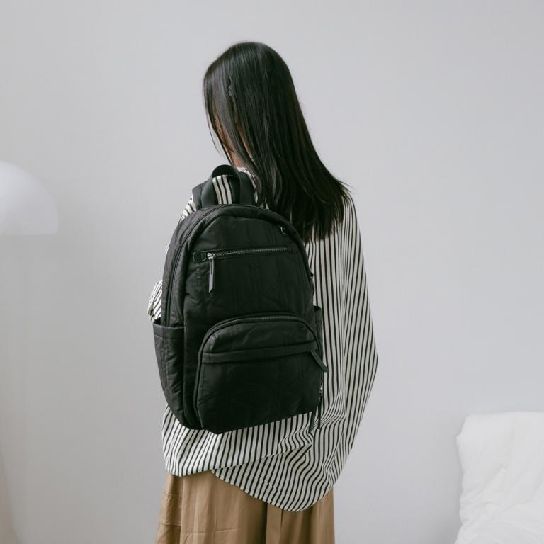 supportingrole簡約形塑俐落線條澎軟多用後背包 黑